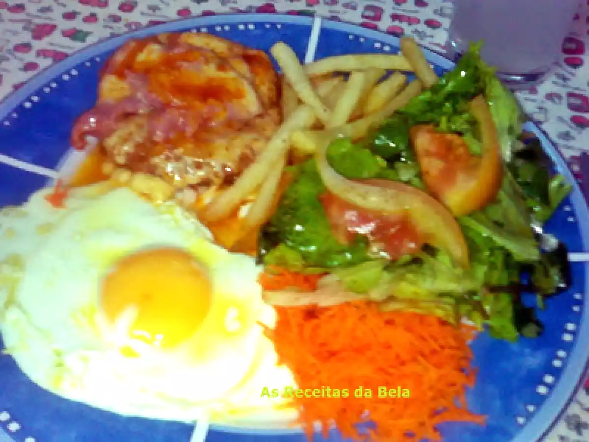 Hamburger com batatas fritas, ovo estrelado e salada