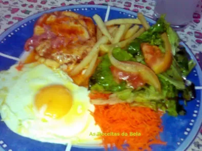 Hamburger com batatas fritas, ovo estrelado e salada