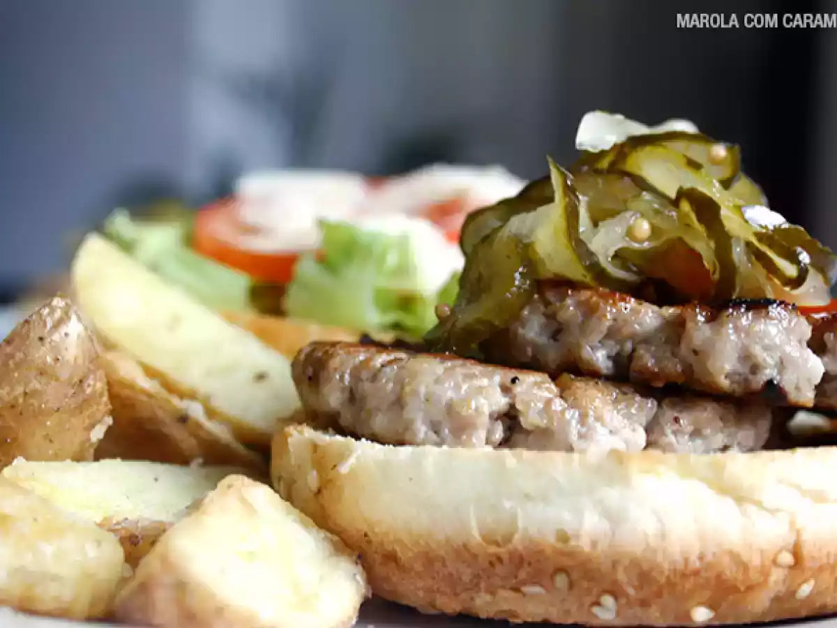 Hambúrguer caseiro de porco