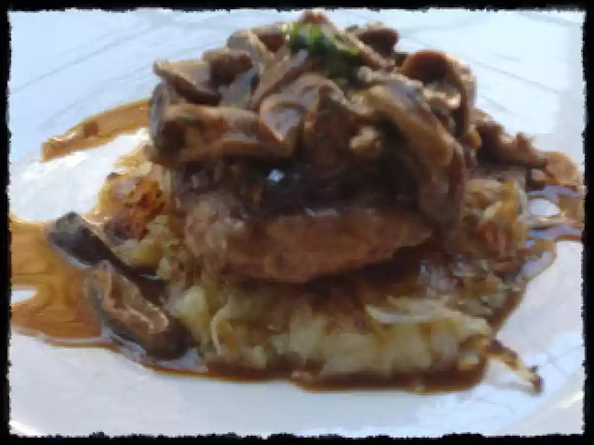 Hamburguer com cebola caramelada, molho shiitake e batata rosti.