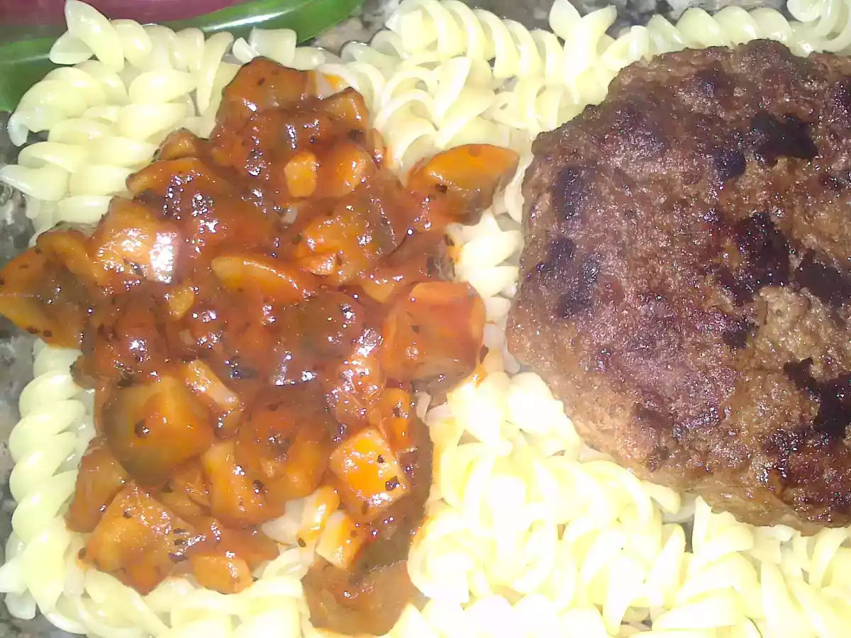 Hambúrguer com molho de cogumelos e fusilli