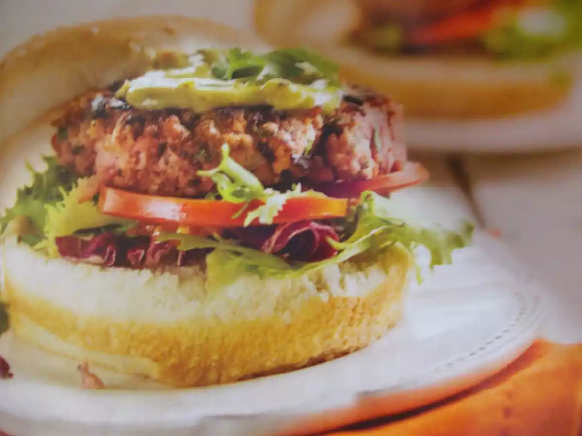 Hambúrguer de Frango e Guacamole