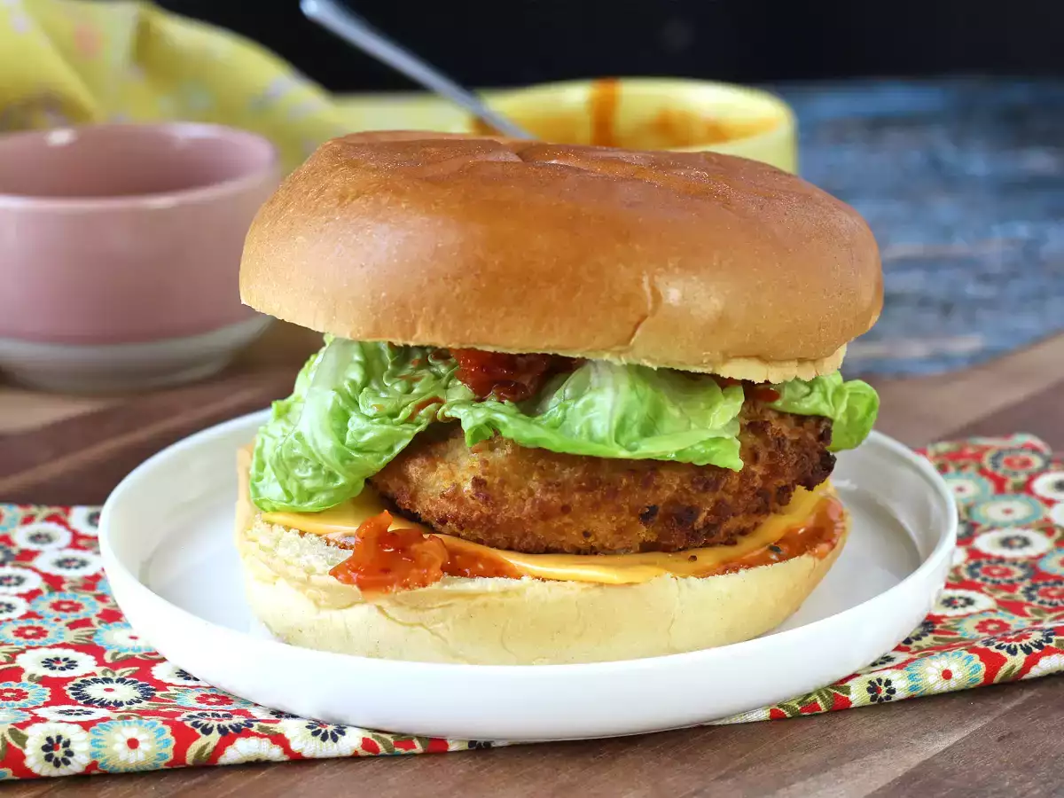 Hambúrguer de frango empanado ao estilo coreano: crocante, apimentado e supergostoso - foto 3