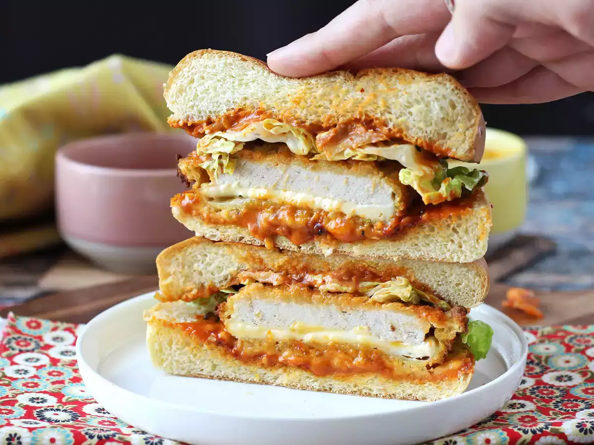 Hambúrguer de frango empanado ao estilo coreano: crocante, apimentado e supergostoso - foto 4
