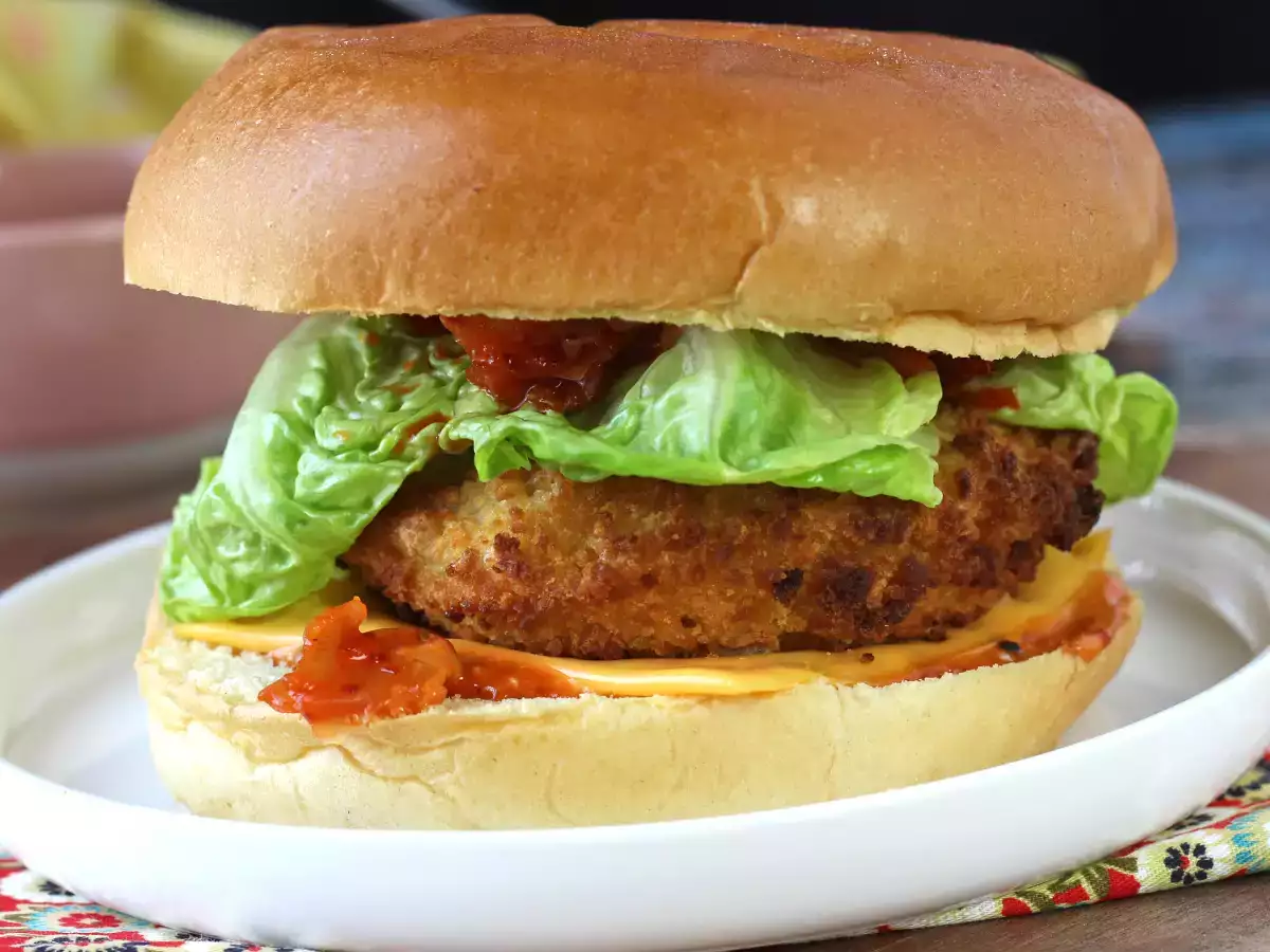 Hambúrguer de frango empanado ao estilo coreano: crocante, apimentado e supergostoso - foto 5
