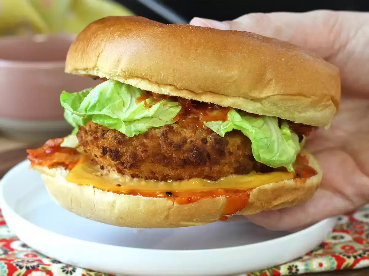 Hambúrguer de frango empanado ao estilo coreano: crocante, apimentado e supergostoso - foto 6