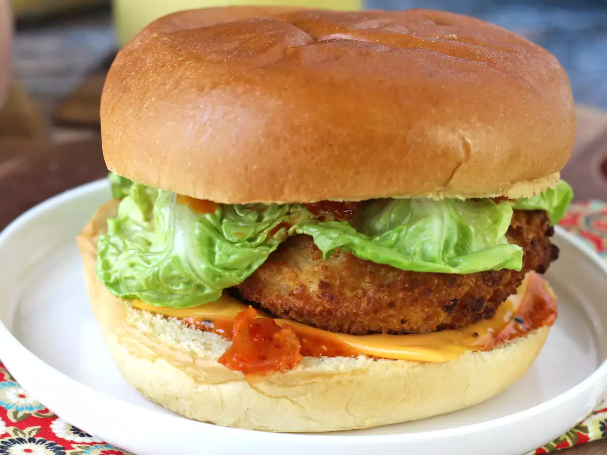 Hambúrguer de frango empanado ao estilo coreano: crocante, apimentado e supergostoso - foto 7