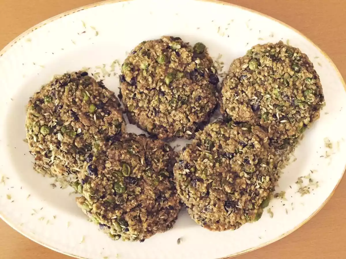 Hambúrguer de quinoa, ervilhas e feijão preto