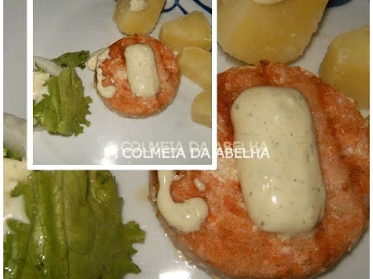 HAMBURGUER DE SALMÃO COM MOLHO DE IOGURTE
