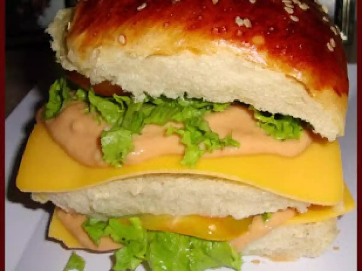 Hamburguer (pão, carne e molho)