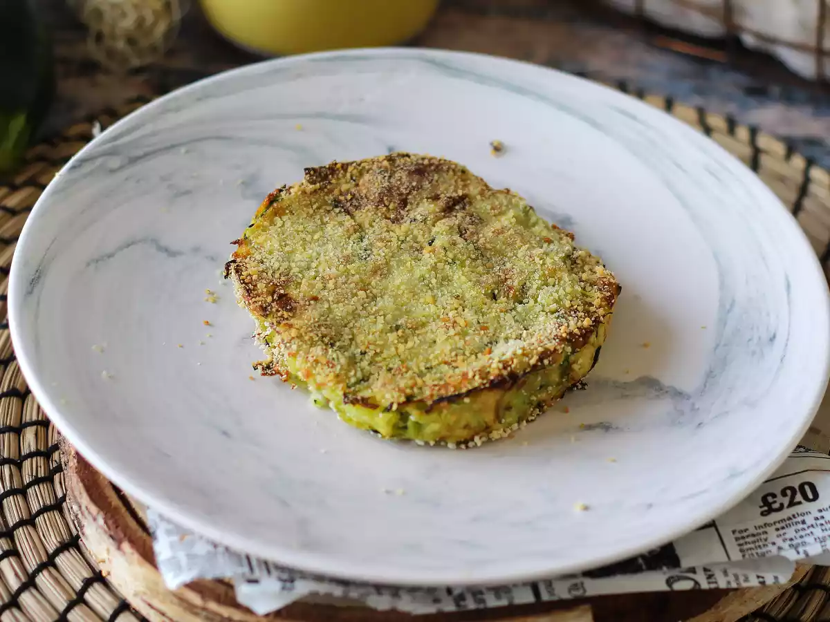 Hambúrguer vegetariano de abobrinha e batata feito na Air Fryer