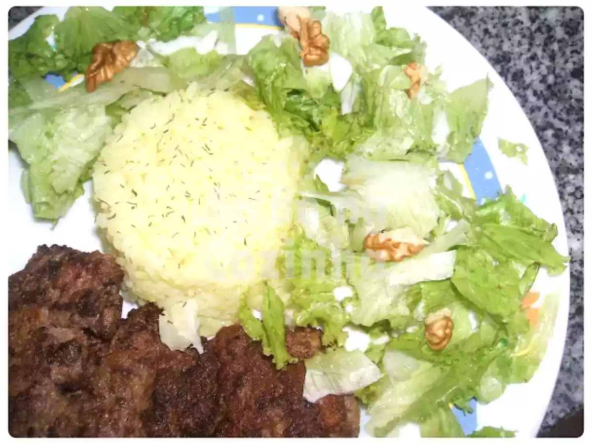 Hamburgueres caseiros com arroz e salada