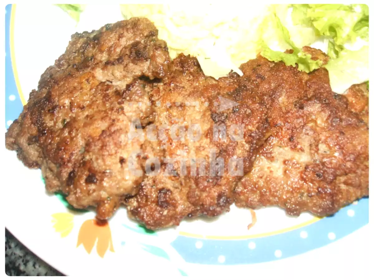 Hamburgueres caseiros com arroz e salada - foto 2