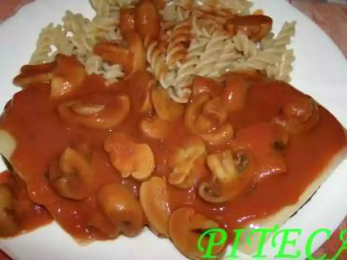 Hambúrgueres com molho de tomate e cogumelos