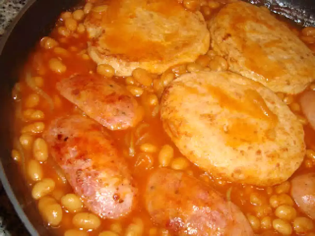 Hamburgueres de frango e salsichas frescas com feijão em molho de tomate