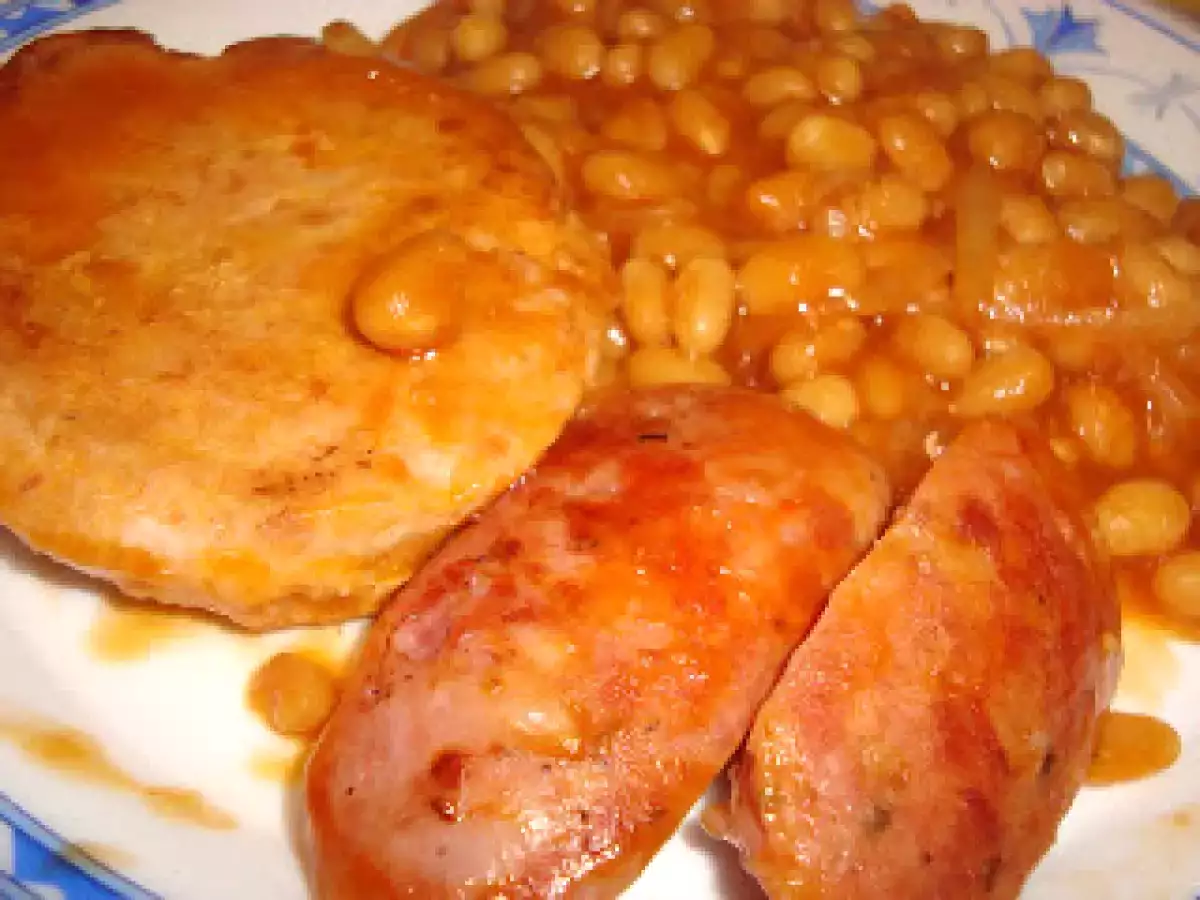 Hamburgueres de frango e salsichas frescas com feijão em molho de tomate - foto 2