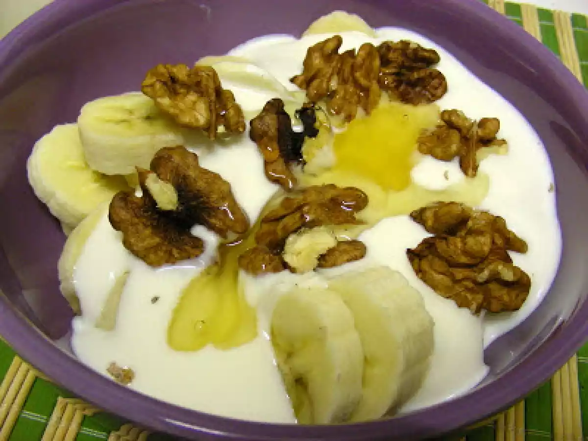 Iogurte com banana, mel e nozes