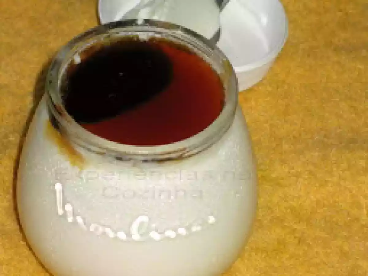 Iogurte com caramelo líquido
