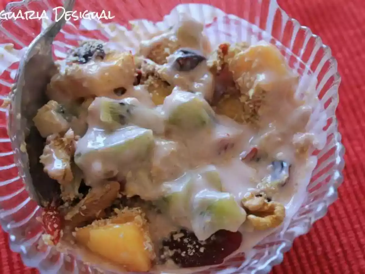 Iogurte com Cereais e Fruta para o Pequeno Almoço