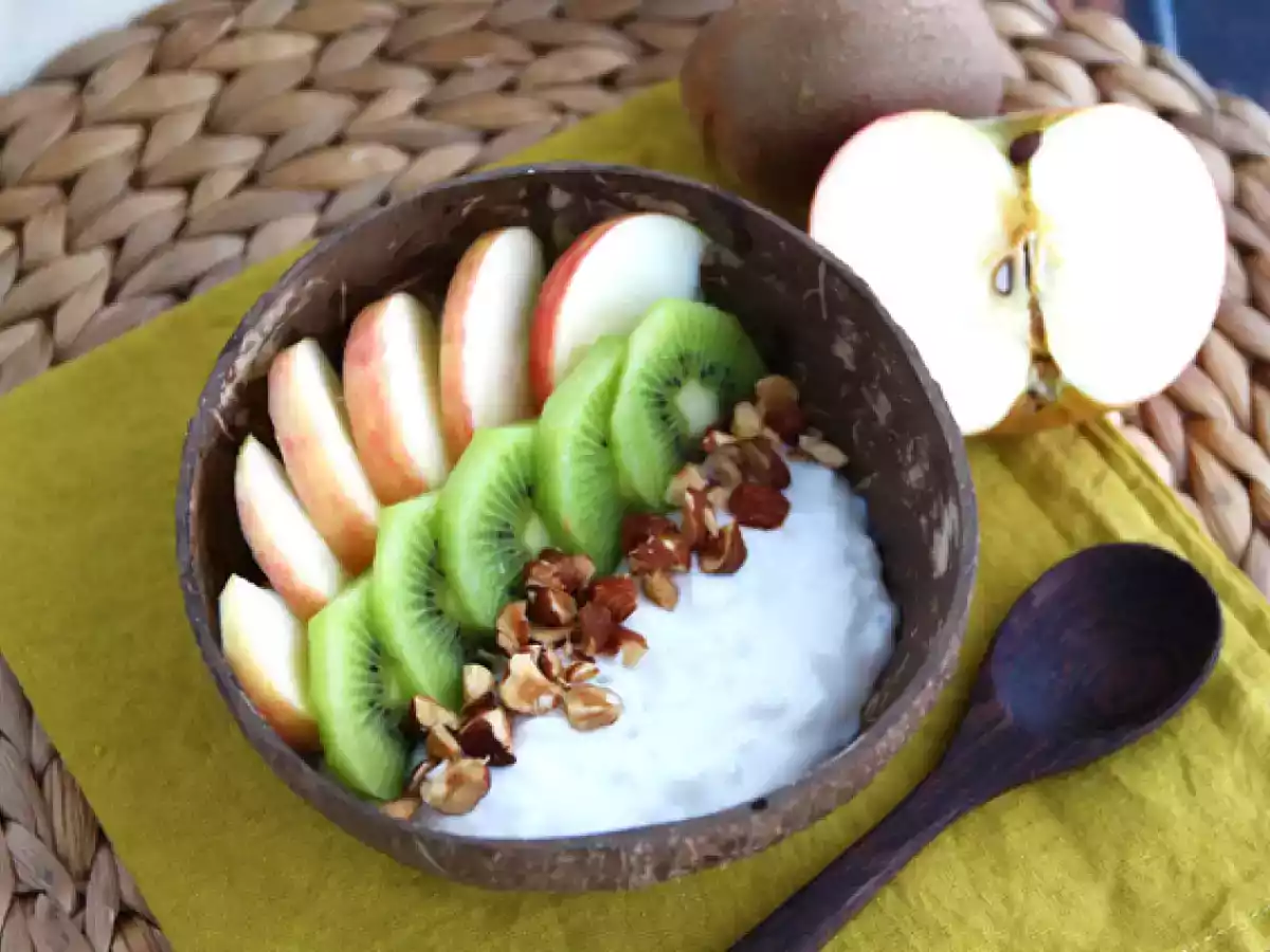 Iogurte de leite de côco, maçã, kiwi e nozes