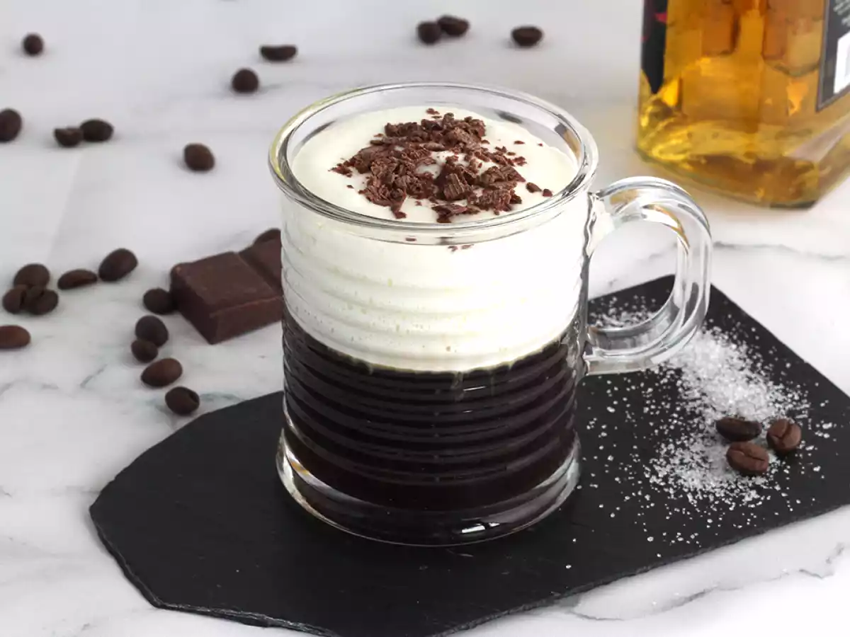 Irish Coffee (café com whisky e chantilly)