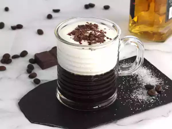 Receita Irish coffee (café com whisky e chantilly)