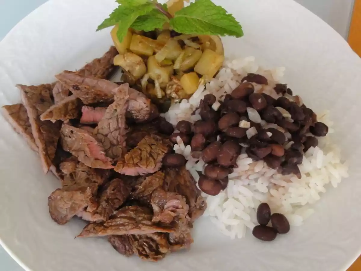 Iscas de alcatra com beringela frita