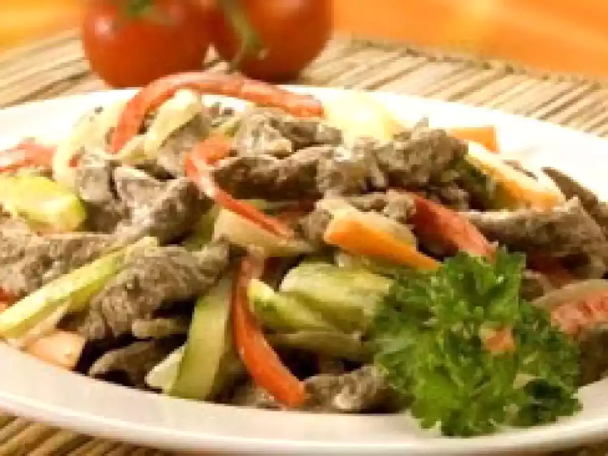 Iscas de carne com legumes