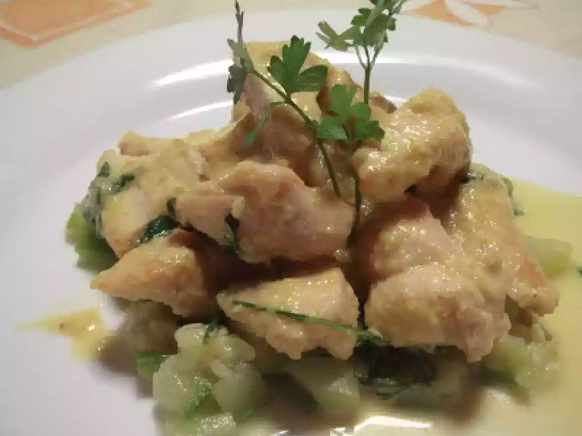 Iscas de frango ao molho de iogurte e curry deitado na abobrinha