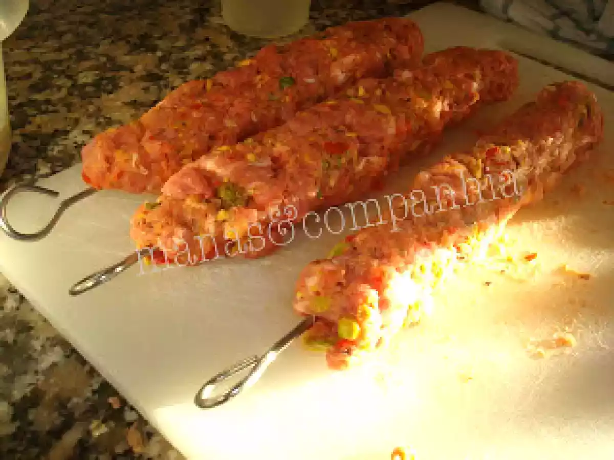 Kebab de borrego com pistácios (ju)