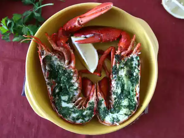 Receita Lagosta assada com salsa e limão: simplicidade e sofisticação à mesa