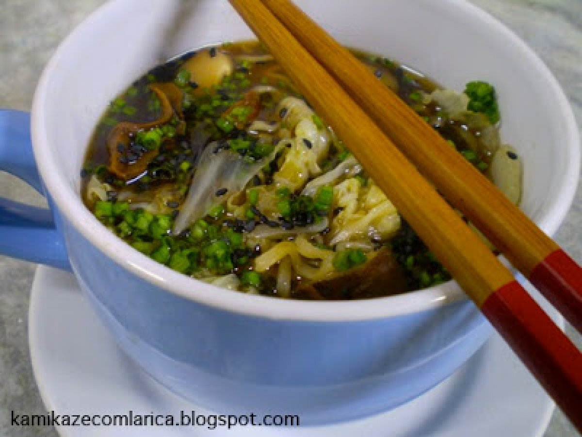 Lamen com acelga e shiitake