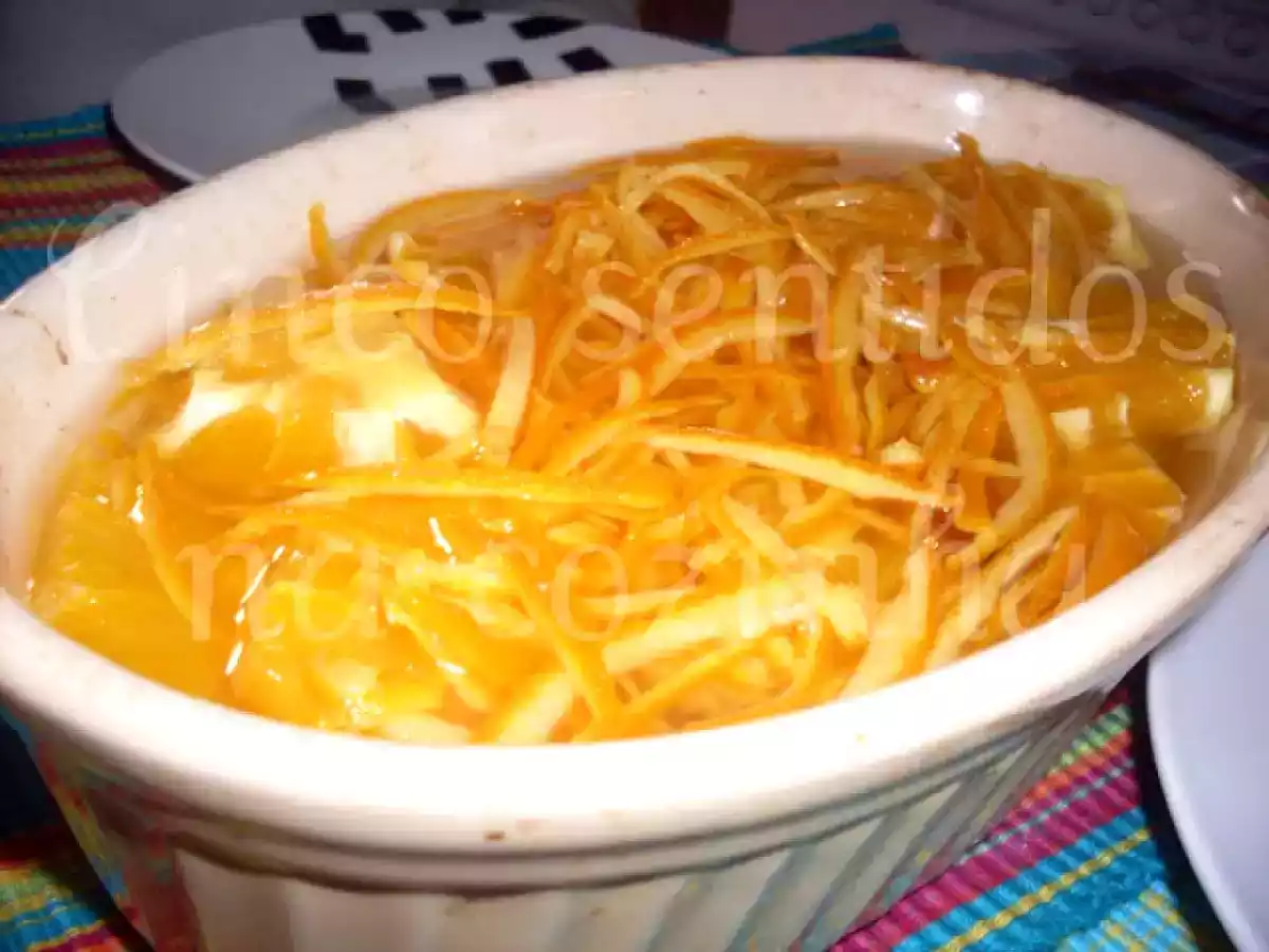 Laranja confitada em calda de açúcar
