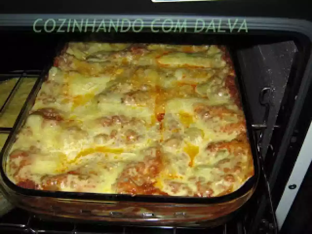 LASANHA AO MOLHO BRANCO E BOLONHESA
