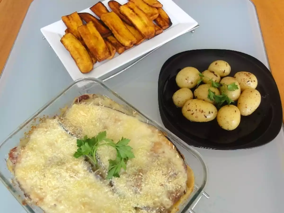 Lasanha de Berinjela, batatinhas calabresa e banana da terra frita