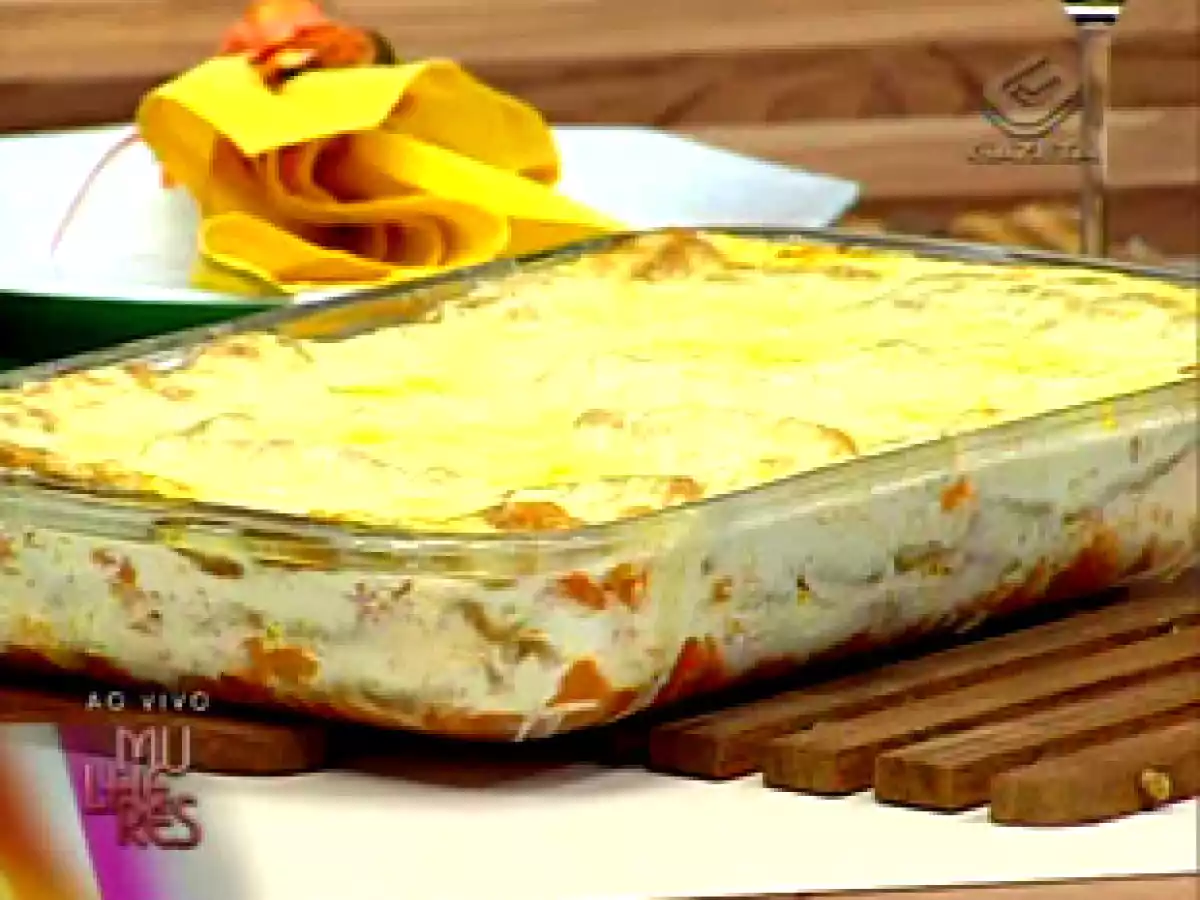 Lasanha de bolacha com molho de tomate e presunto