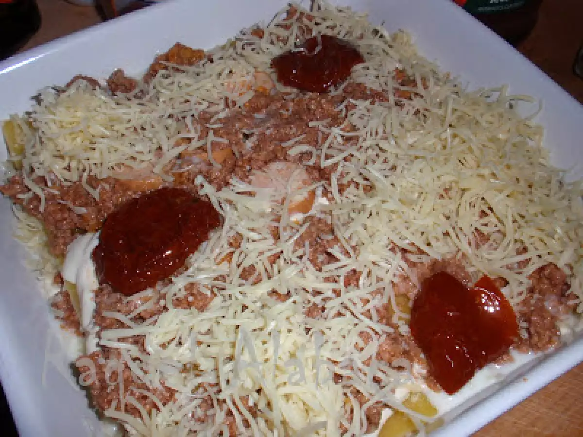 Lasanha de Carne e cenoura, com salsichas, tomate e queijo ralado - foto 2