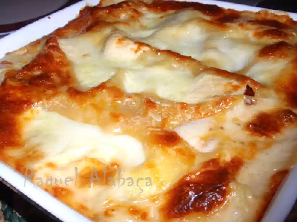 Lasanha de Carne e cenoura, com salsichas, tomate e queijo ralado - foto 3