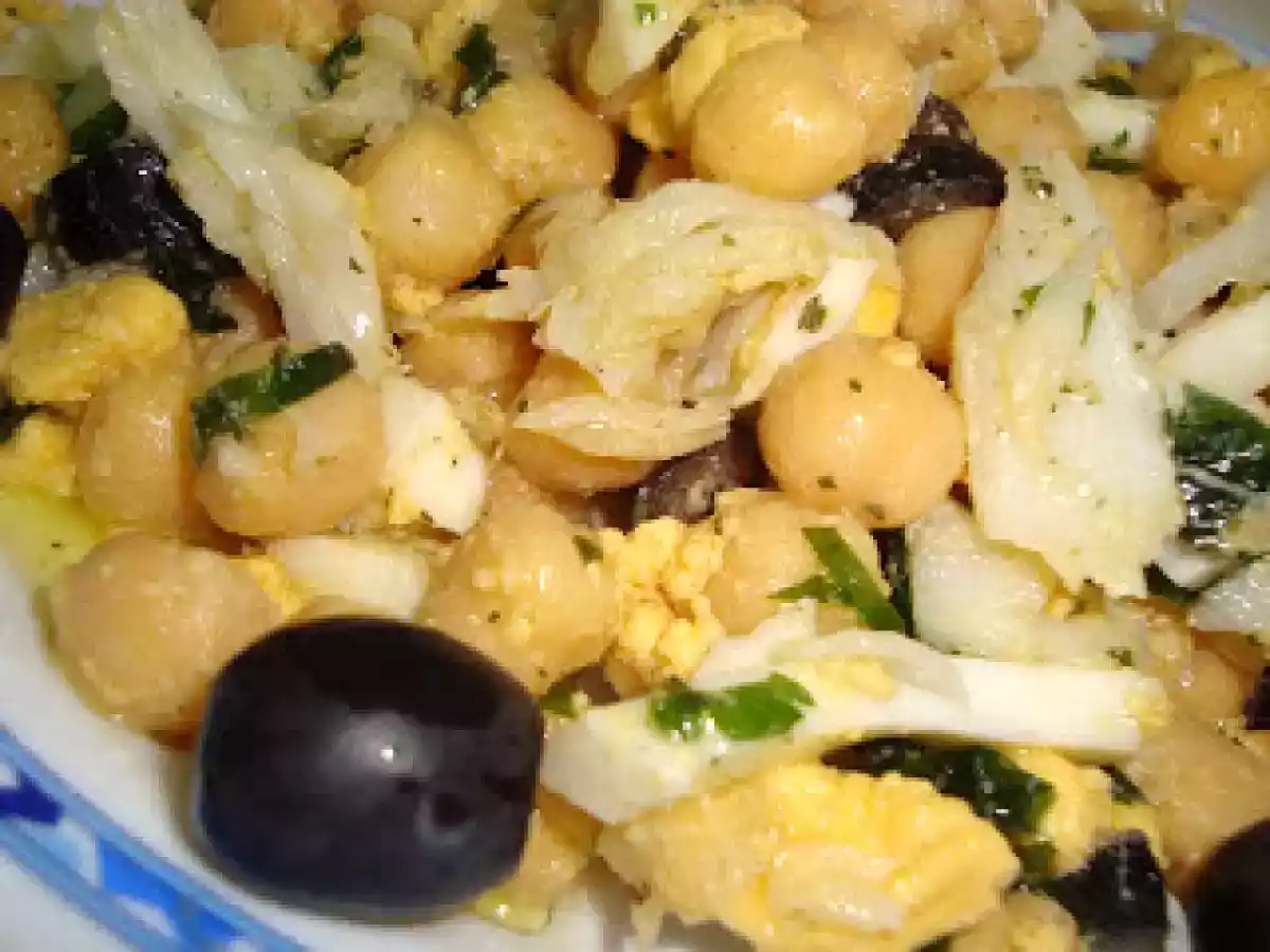 Lascas de bacalhau com grão, ovo e azeitonas