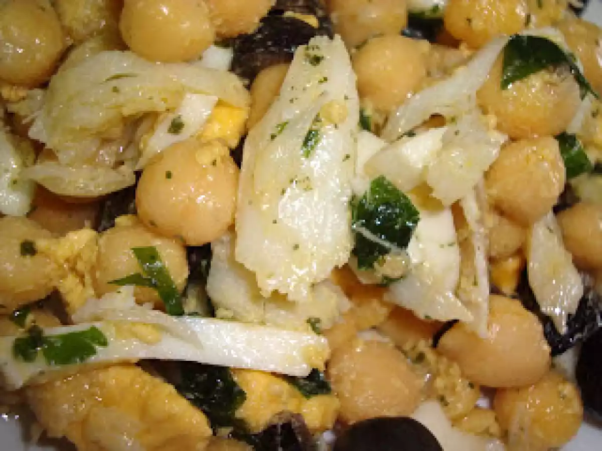 Lascas de bacalhau com grão, ovo e azeitonas - foto 2