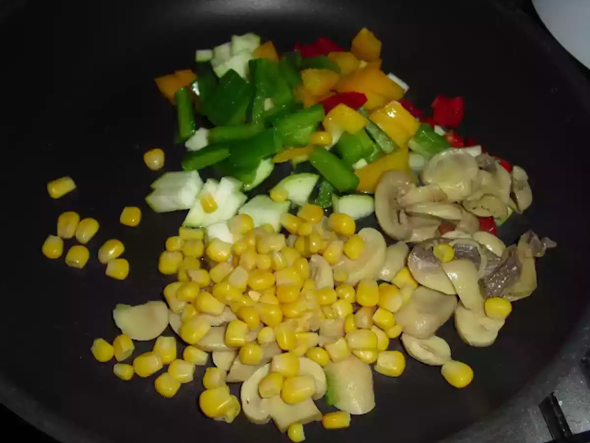 Legumes salteados salpicados de queijo ralado - foto 3