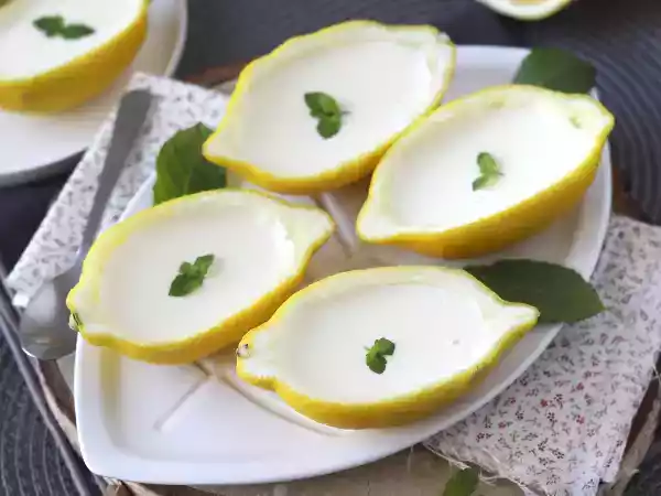 Receita Lemon posset, o delicioso creme britânico feito com limão, natas (creme de leite) e açúcar