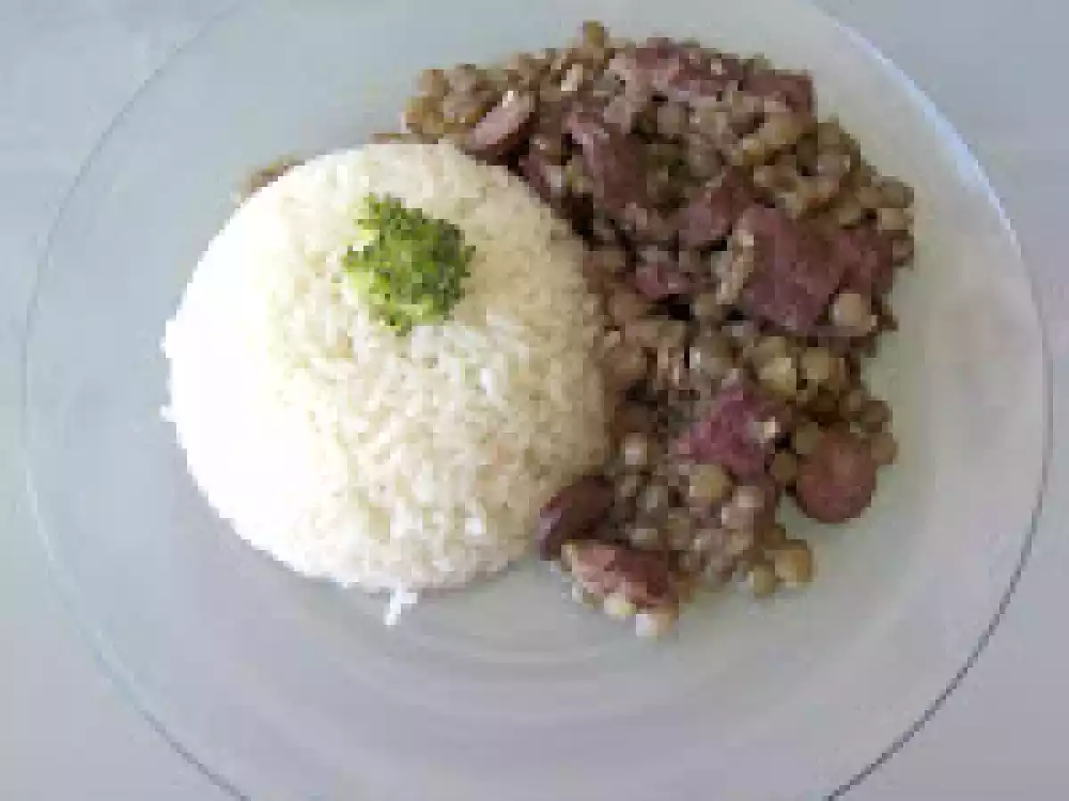 Lentilha com linguiça, paio e carne seca