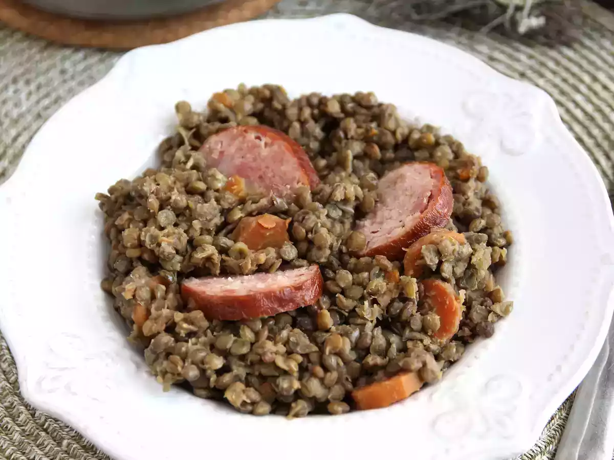 Lentilha com salsicha defumada