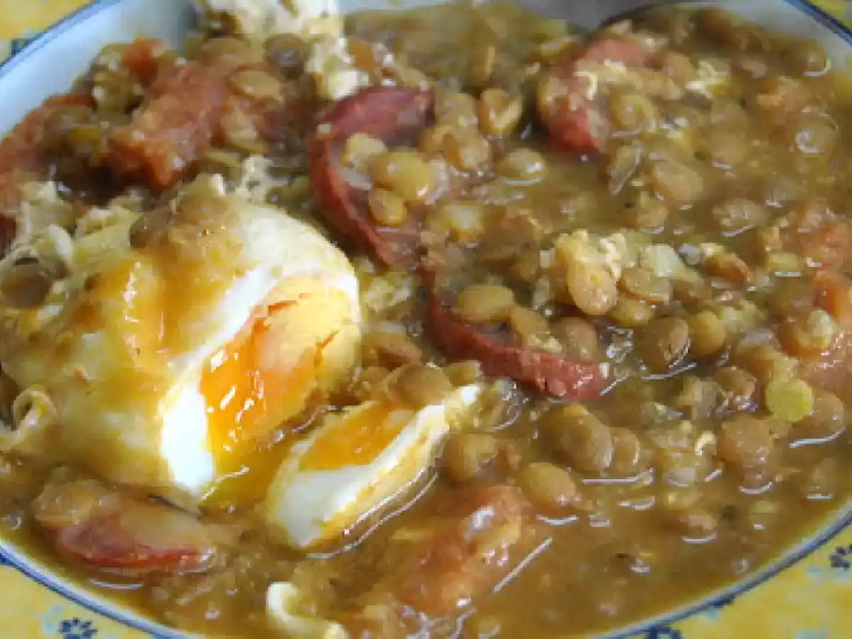 LENTILHADA - LENTILHAS COM CHOURIÇO E OVOS ESCALFADOS