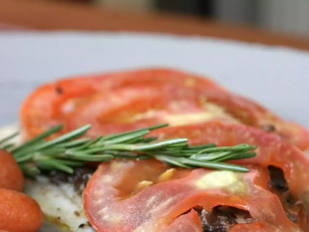 Linguado ao Forno com Tapenade de Azeitonas Pretas e Tomates