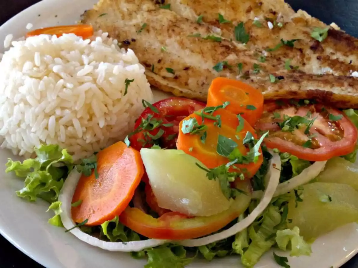 Linguado grelhado com salada