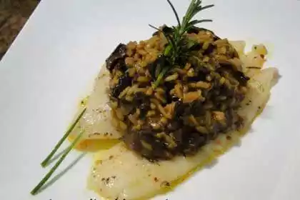 Linguado na manteiga de ervas com risoto de funghi