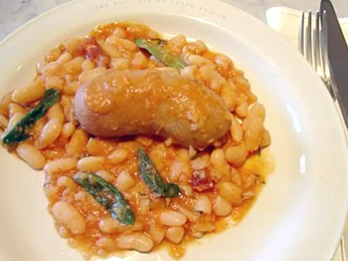 Linguiça caipira, feijão branco e sálvia