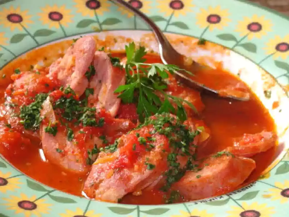 Linguiça defumada ao molho de tomates e ervas
